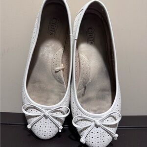 Cliff’s Women's White Ballet Flats